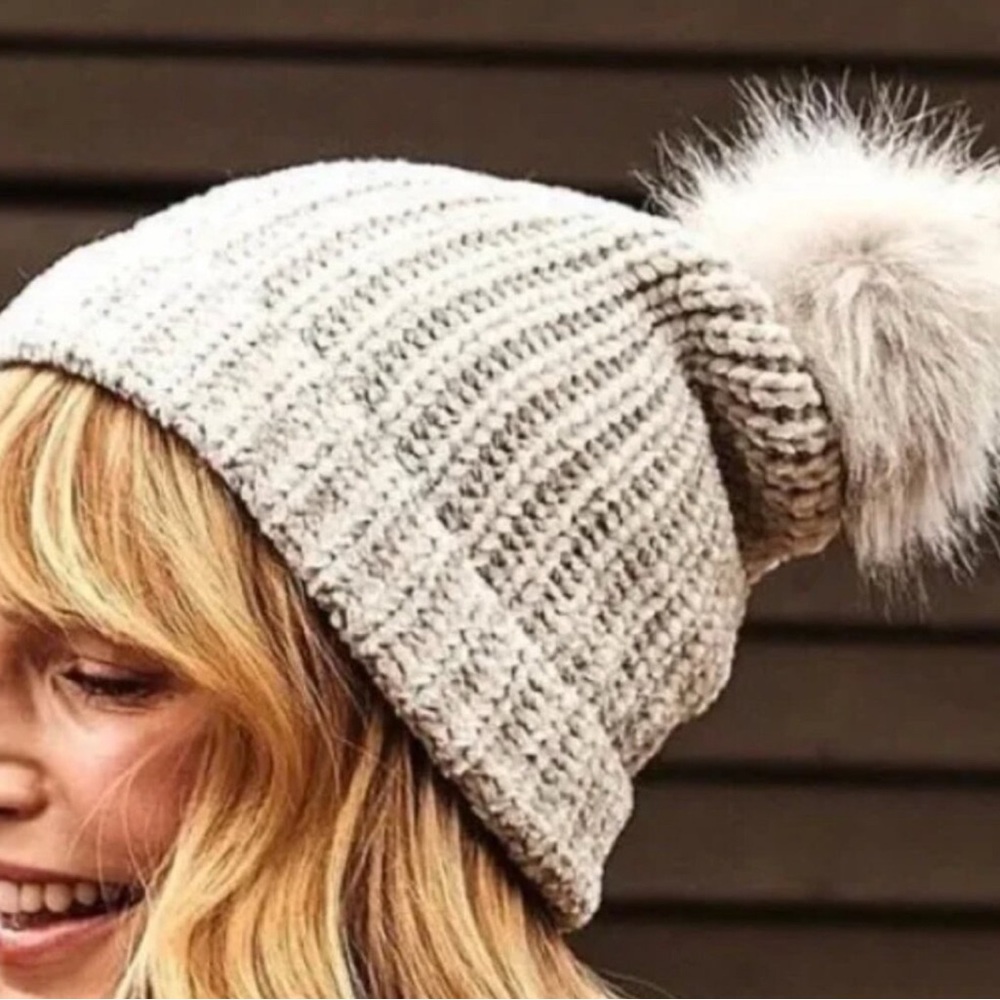 NWT Jules Kae Pom Beanie Hat Light Grey (Vegan brand) Soft Chenille Yarn